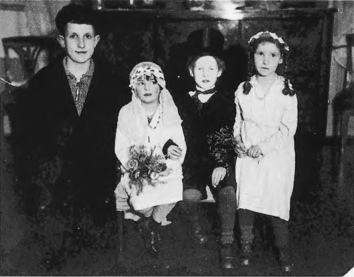 Inge Lion zweite von links beim Hochzeitspielen mit Nachbarkindern 1933
