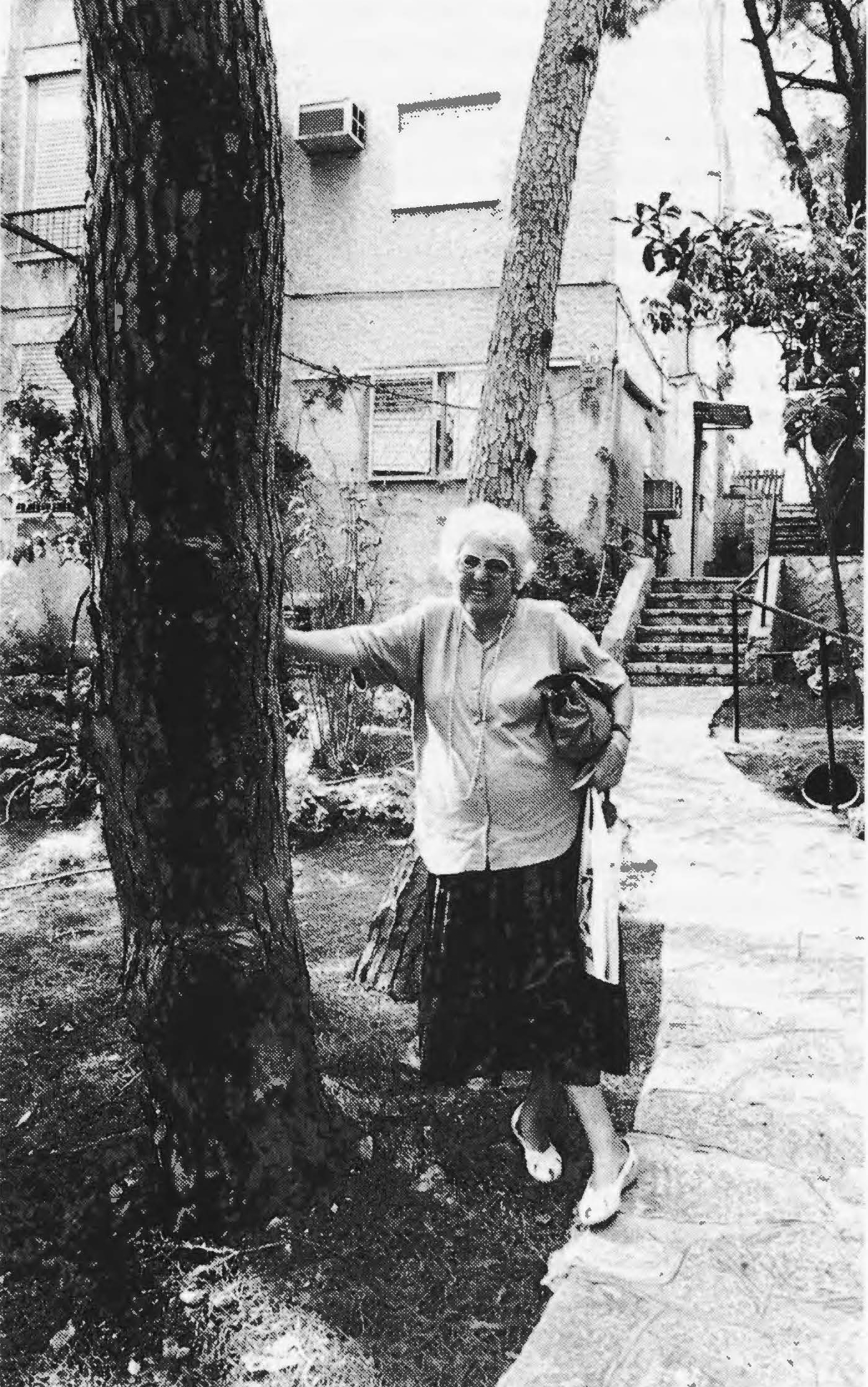 Noemi Hamm vor ihrer Wohnung in Haifa 1994