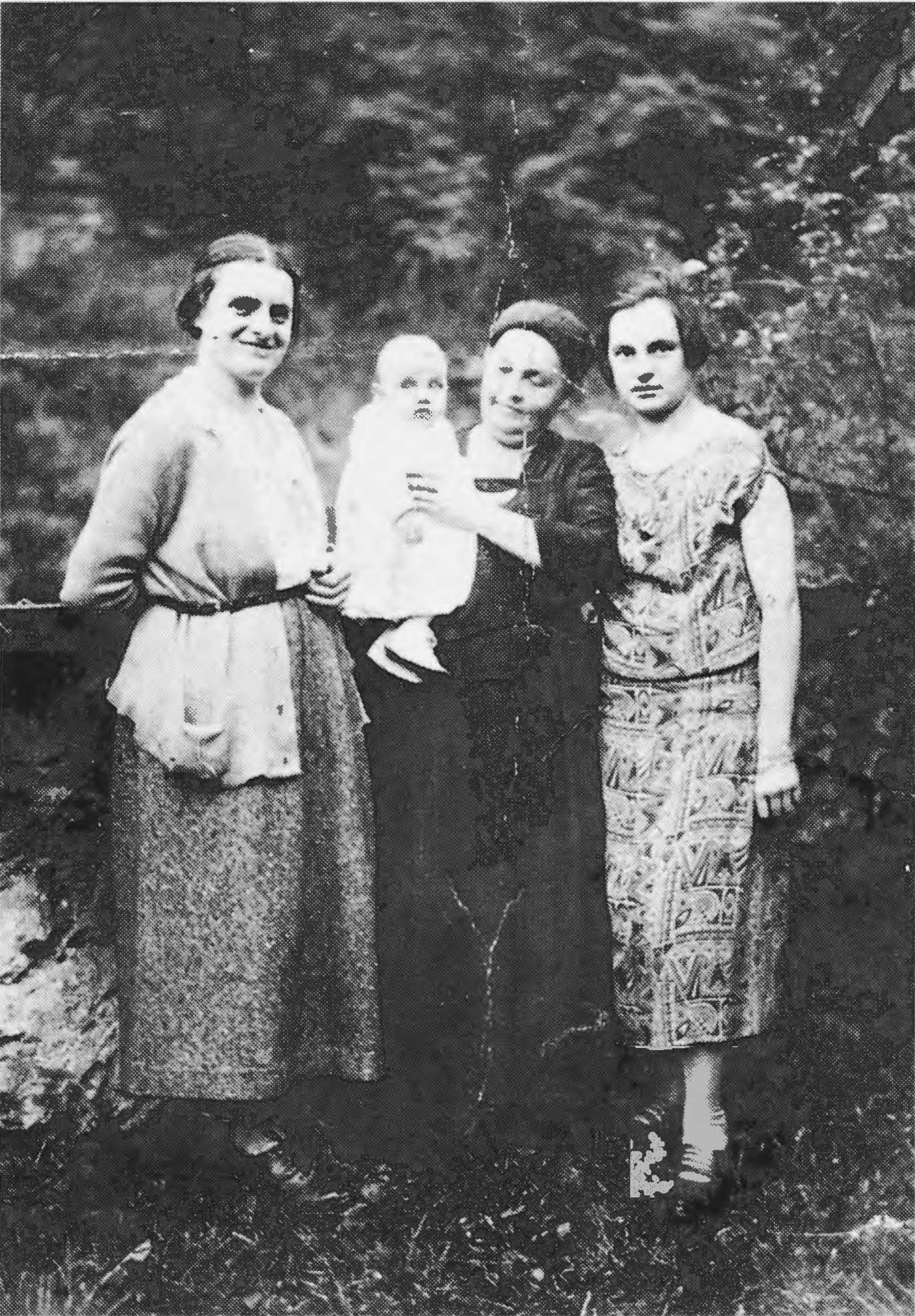 Therese auf dem Arm ihrer Gromutter Pauline Pollak links ihre Mitter Rosa Kappenmacher rechts Selma Pollak Mitte der 20er Jahre