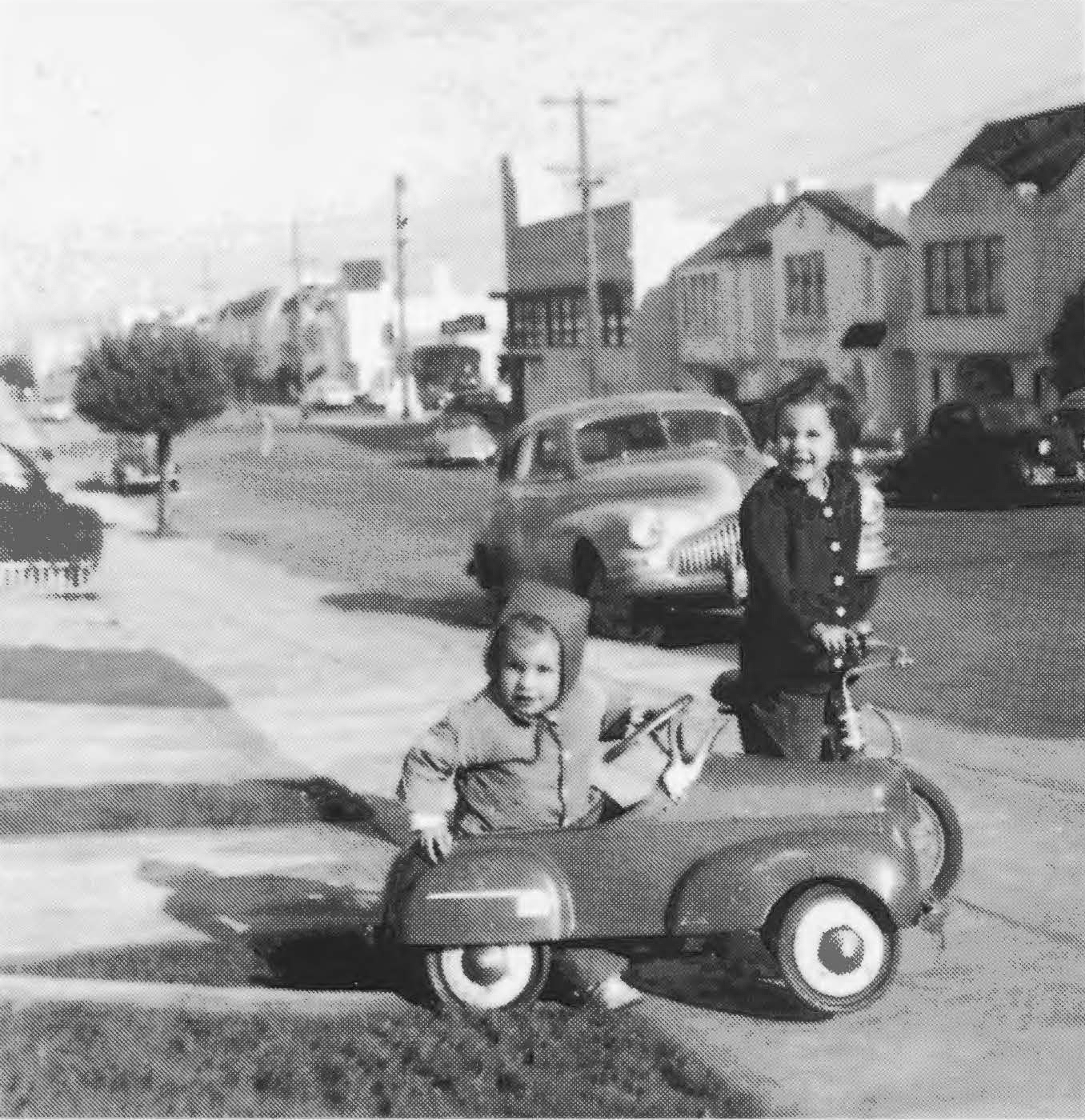 Arnold Marques Kinder Jeffrey und Linda beim Spielen vor ihrem Reihenhaus in San Francisco 1951 Kopie