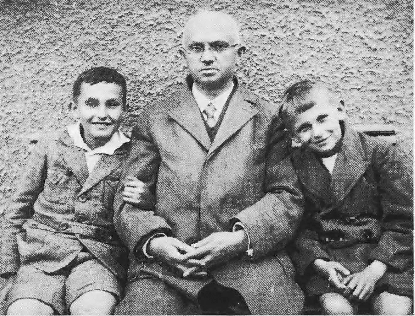 Arnold rechts mit seinem Bruder Alfred und deren Vater Josef Wochenmark