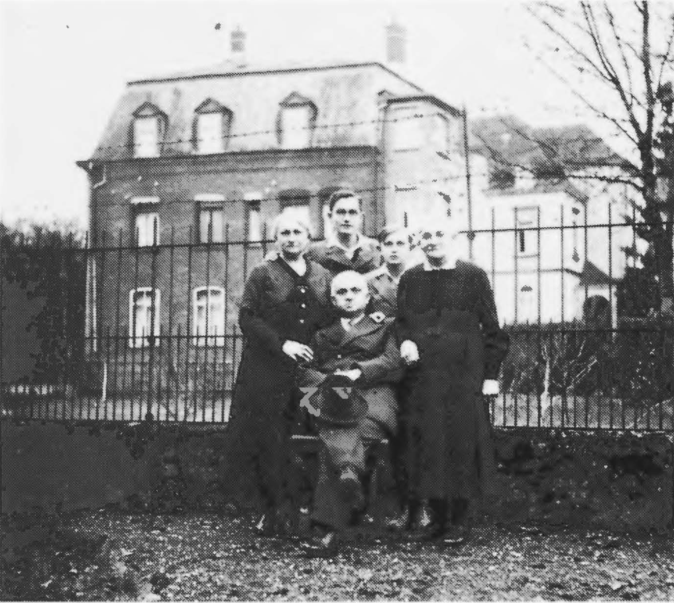 Familie Wochenmark ist mit der Mutter von Bella Wochenmark in Schwbisch Gmnd versammelt Arnold ist der zweite von rechts 1936 Kopie