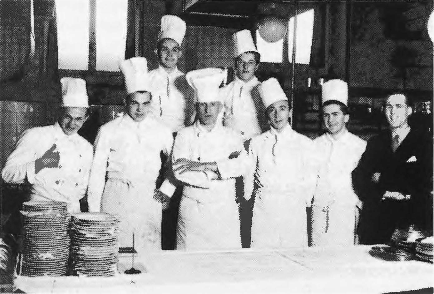 Ganz links der Kochvolontr Arnold Wochenmark mit Arbeitskollegen im Baseler Hotel Drei Knige 1944 Kopie