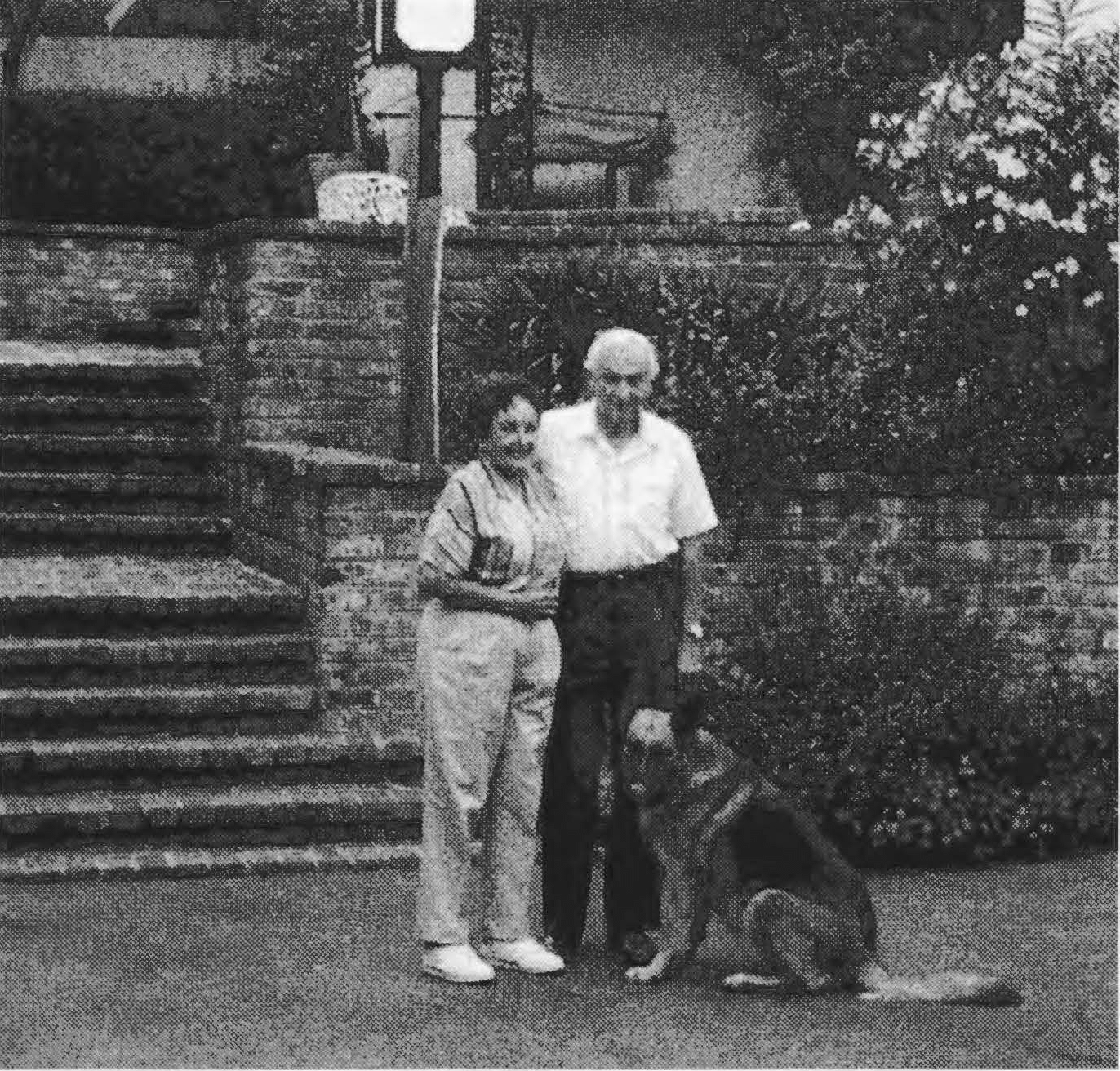 Johanna und Arnold Marque vor ihrem Haus 1993