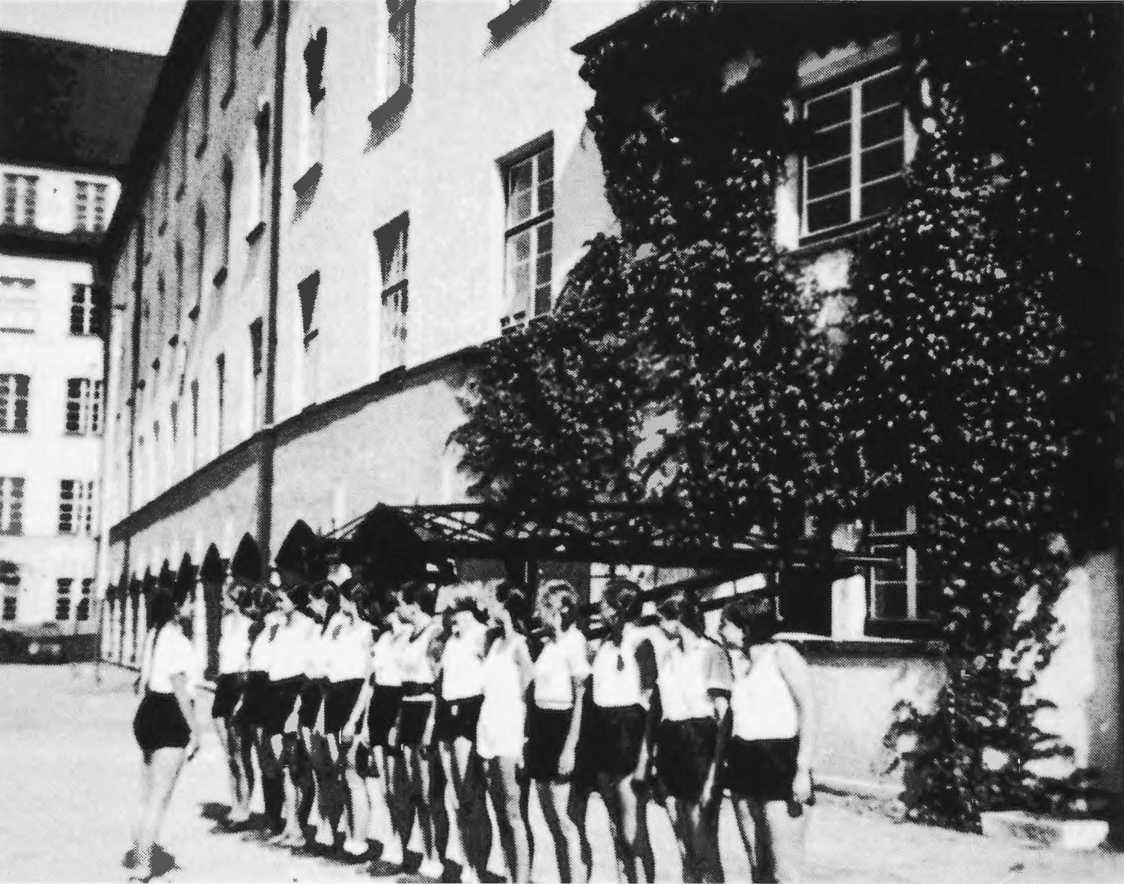 Die Klasse von Liselotte Schäfer beim Turnunterricht im Hof der Mädchen-Oberrealschule, 1935.