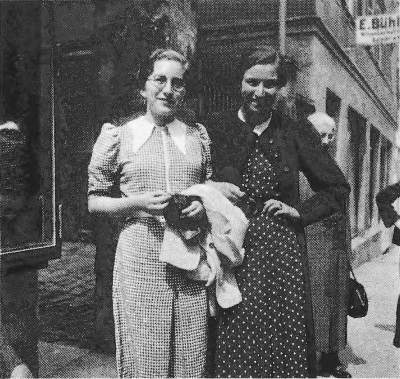 Liselotte Schäfer (links) kurz vor ihrer Emigration nah Palästina 1937, rechts ihre ältere Schwester Herta, die mit ihrem Mann 1937 nach New York emigrierte.