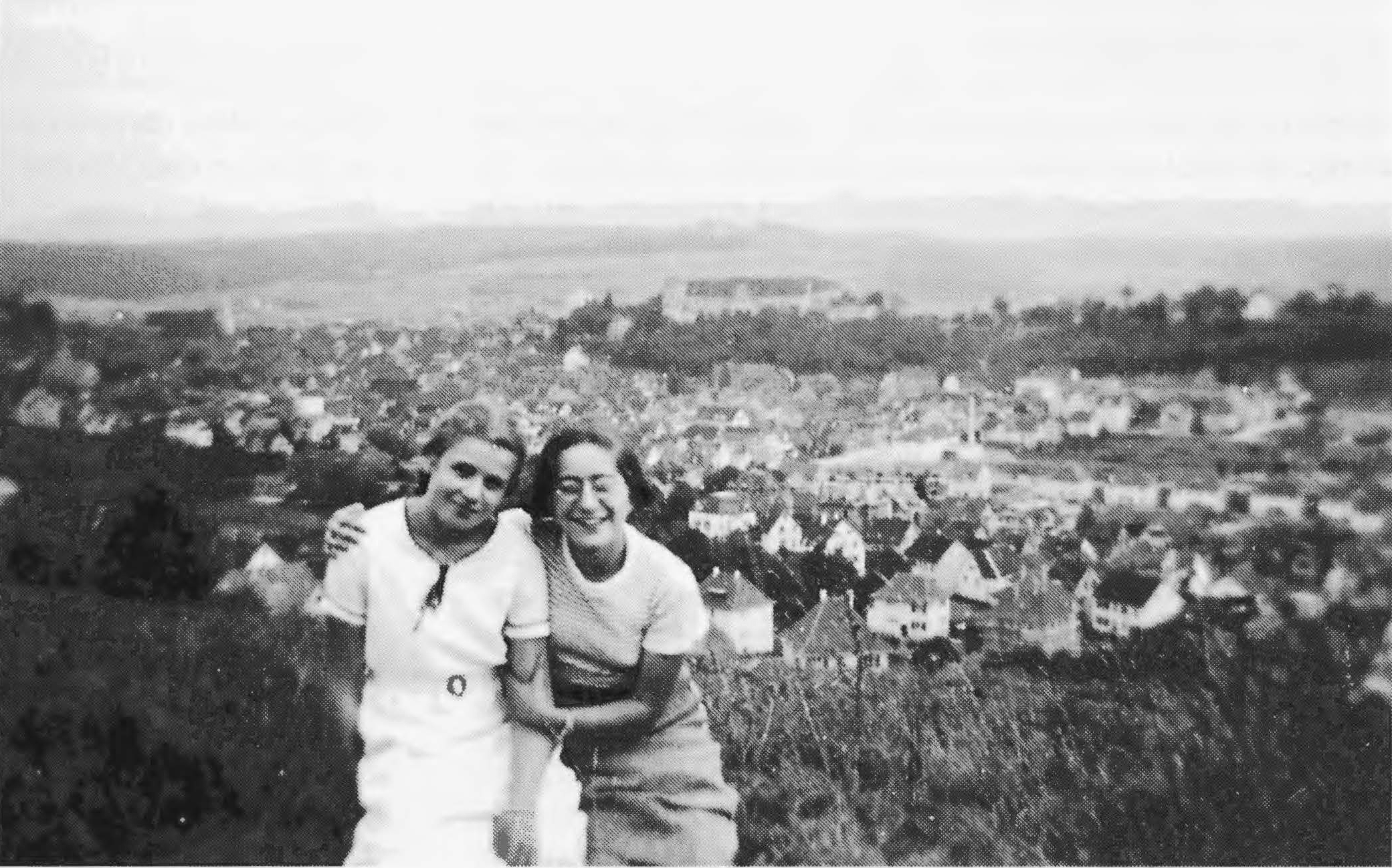 Liselotte Schäfer (rechts) mit einer Freundin auf dem Österberg, 1935.