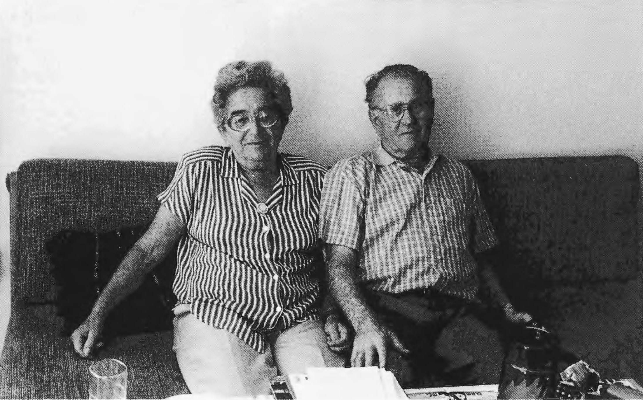 Michal und Elijahu Wager in ihrer Wohnung in Jerusalem, 1994.