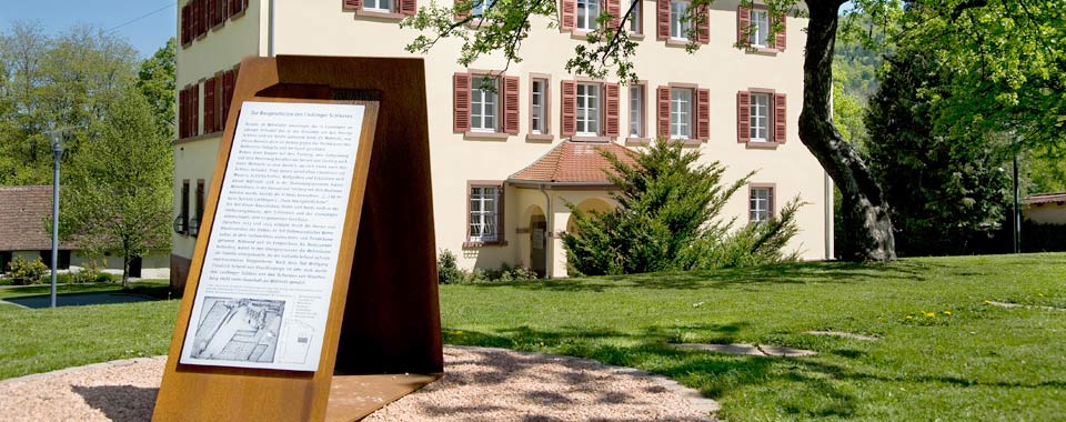 Stele vor dem Schloss