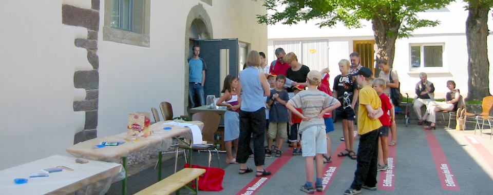 Vor der Synagoge