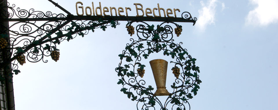 Goldener Becher