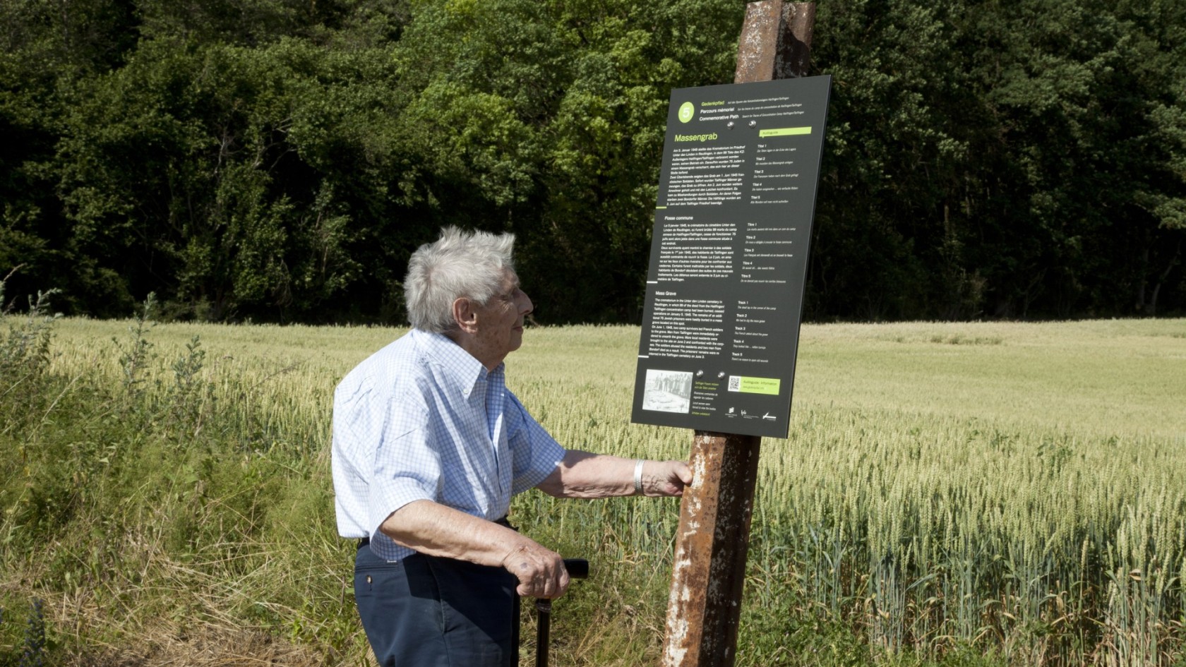 Simon Gutman am ehemaligen Massengrab