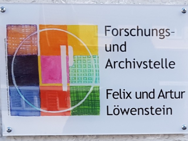 Schild Forschungs und Archivstelle Felix und Artur Löwenstein