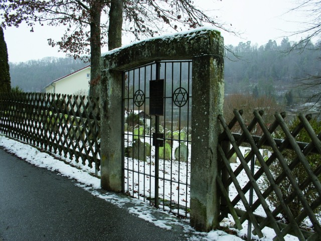 Eingangstor - Friedhof Mühlen