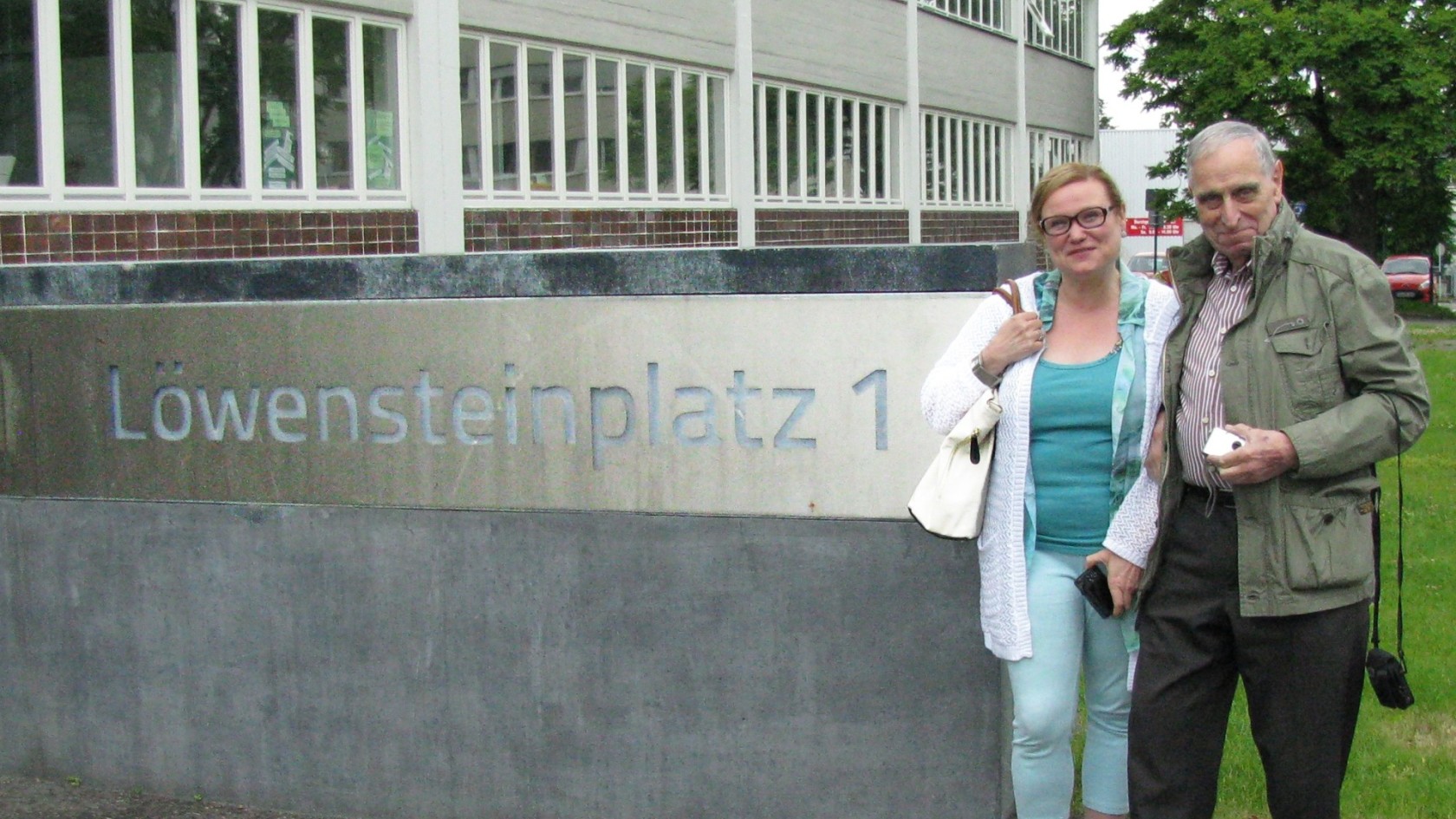 Harold Livingston mit Tochter Jacqui Cowley am Löwensteinplatz