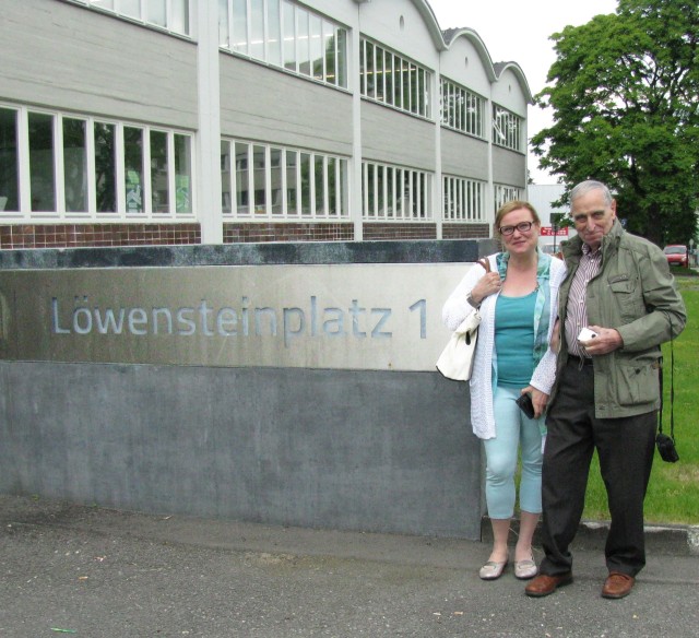 Harold Livingston mit Tochter Jacqui Cowley am Löwensteinplatz